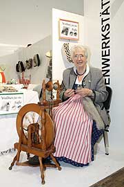 Tradition des Kunsthandwerks im "Trachtendorf" Halle 1 (Foto: Marikka-Laila Maisel)
